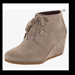 TOMS . Desert Taupe Suede. Kala bootie.